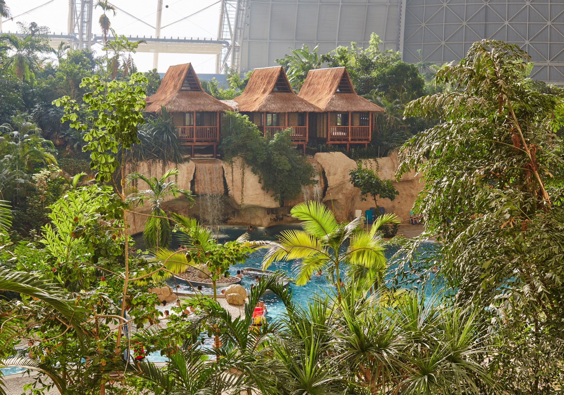 Hytter og pool i indendørs badeland, Tropical islands