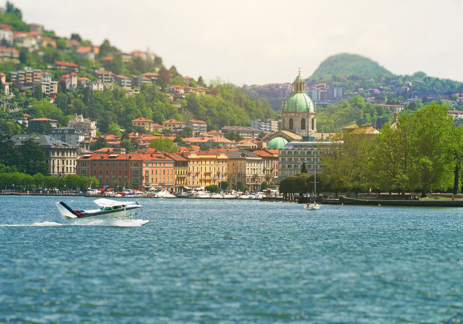 Byen Como og vandflyver i Comosøen