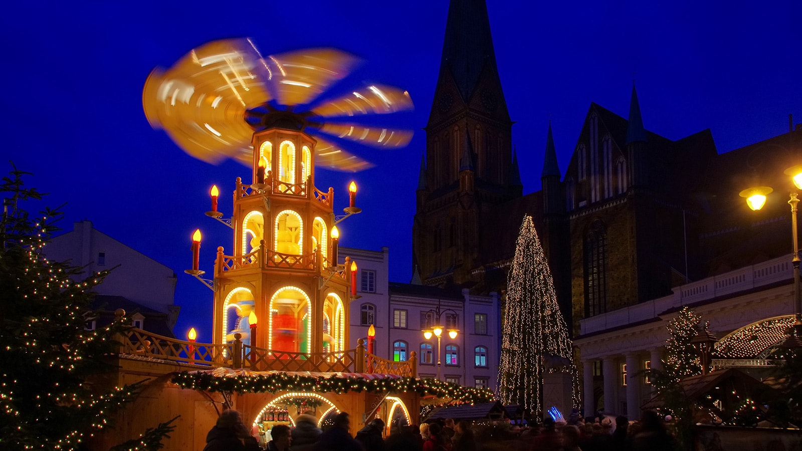 Julemarked i Schwerin badet i julelys