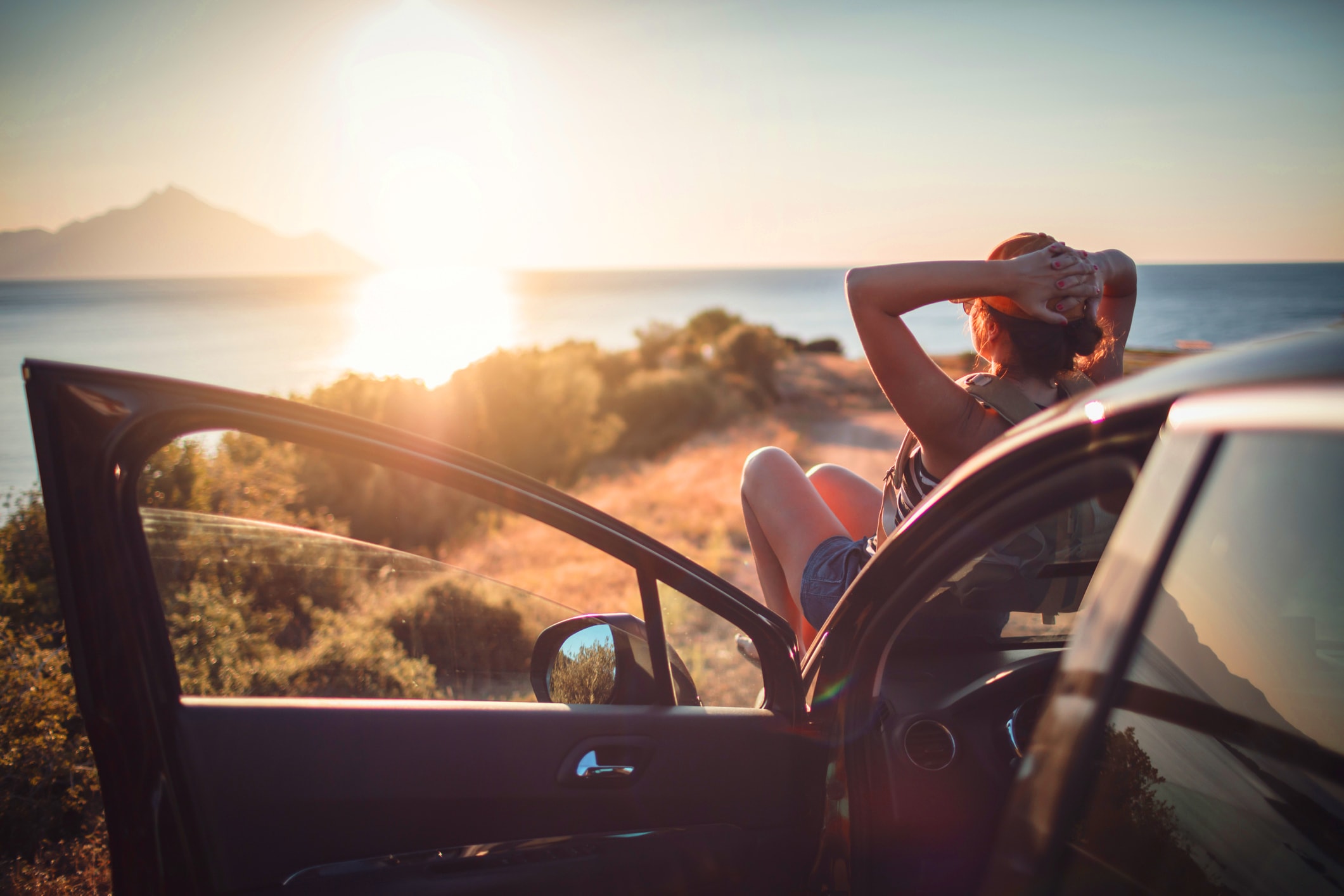 Kvinder ser solnedgang fra sin bil