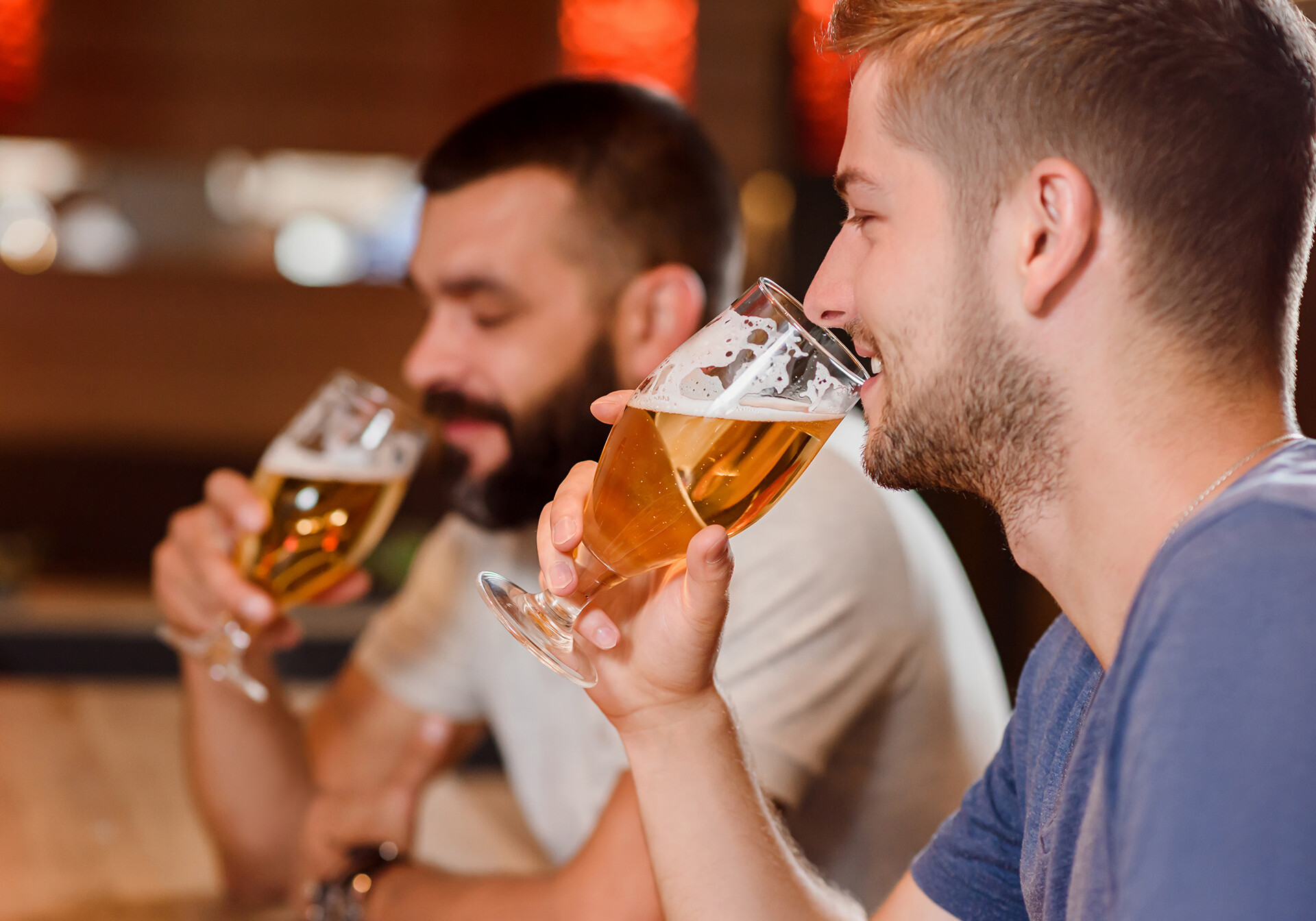 To mænd drikker øl
