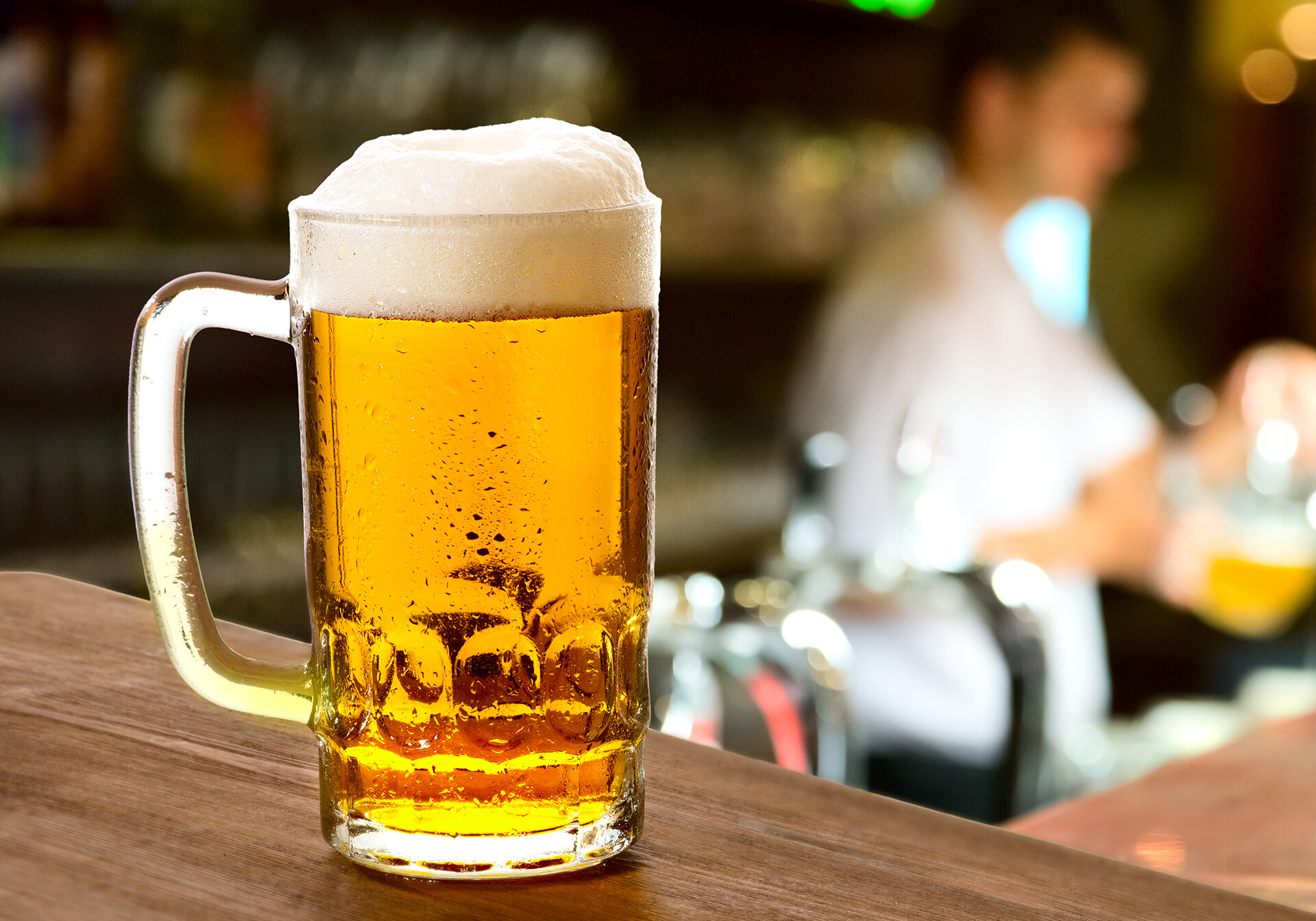 Fyldt ølglas på bar.